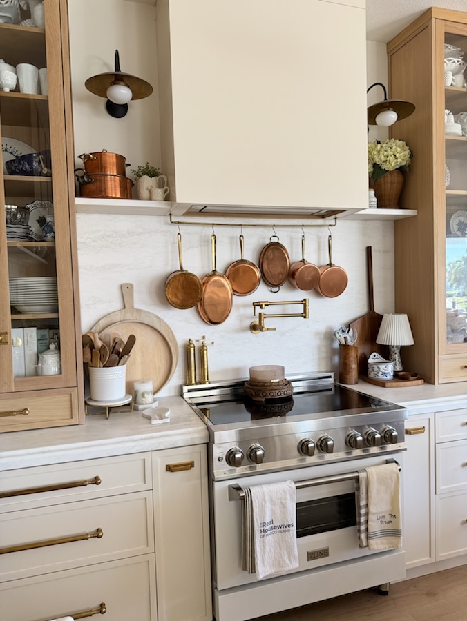 Range wall with pot rail