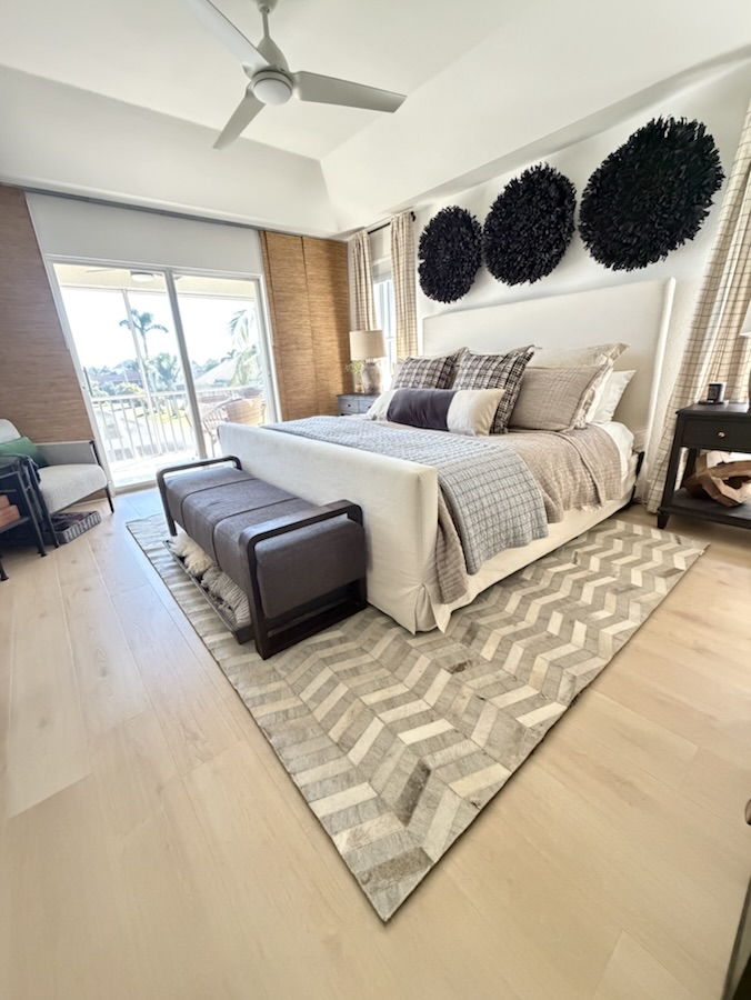 Guest bedroom with balcony access