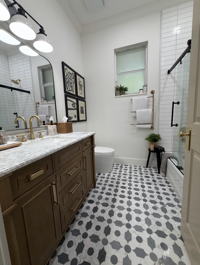 Bath with patterned tile floor