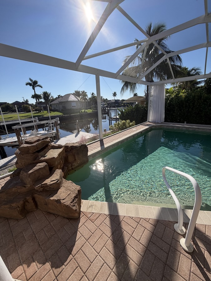 Pool with views to the canal
